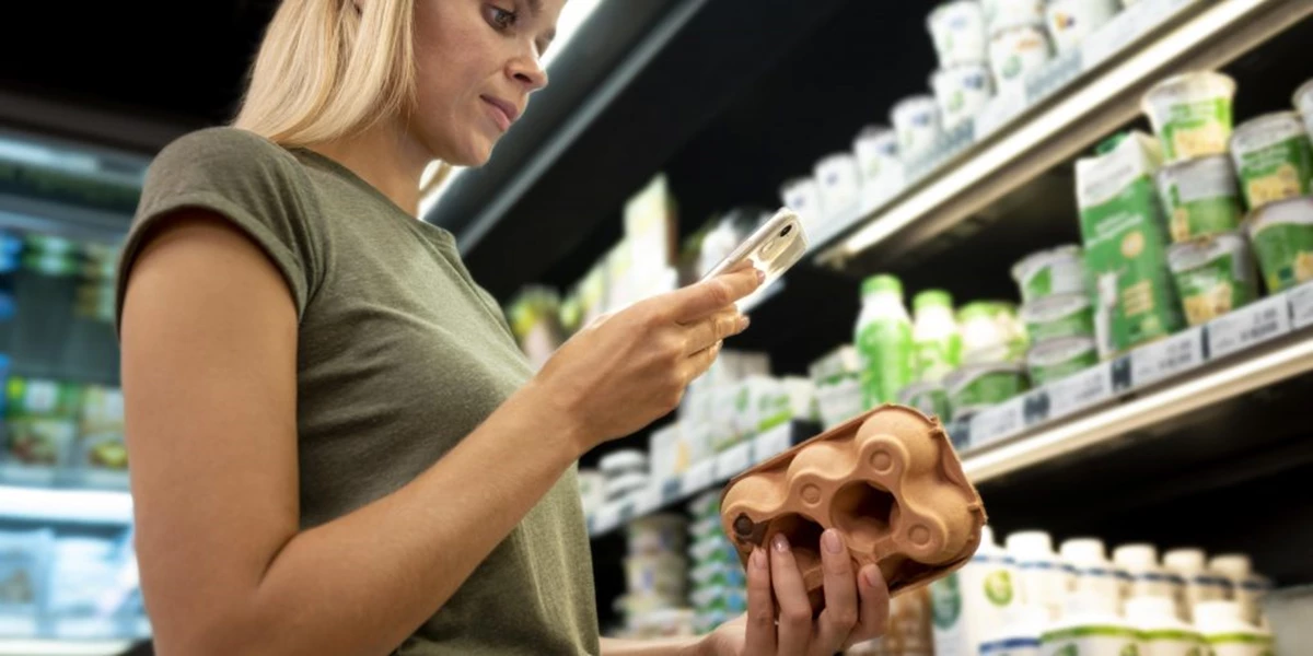 Medium Shot Woman Holding Egg Carton 1020X510