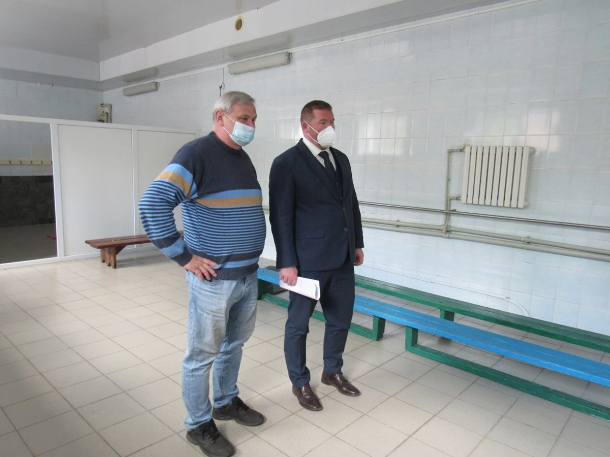 1 563